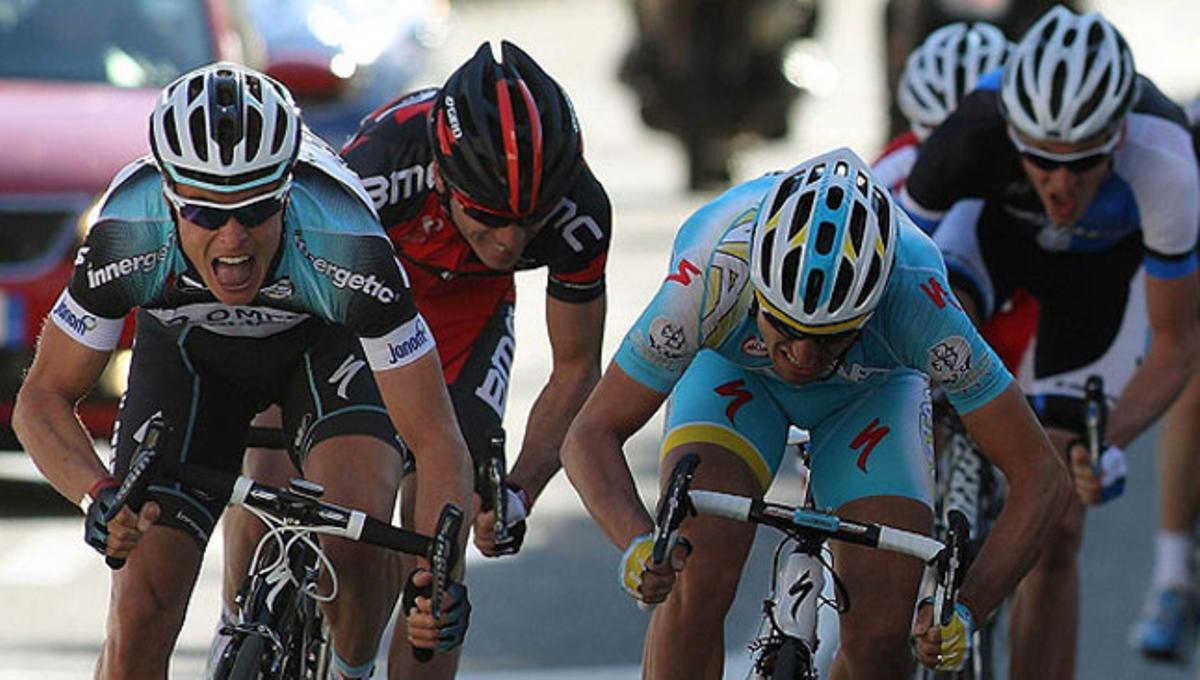 El ciclista belga Gianni Meersman (esquerra) arriba vencedor a l’esprint en la primera etapa de la Volta.