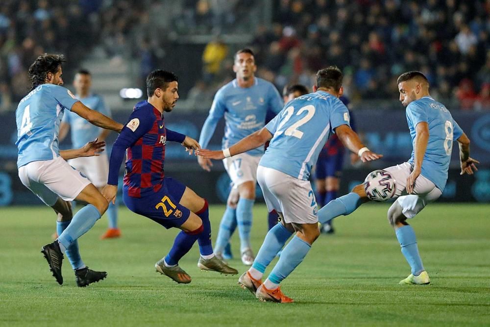 El delantero del FC Barcelona Carles Pérez (2i) se enfrenta a los defensas del UD Ibiza Gonzalo de la Fuente (i), Enrique López Delgado (2d), el centrocampista Josep Caballé (d), este miércoles, durante el partido de dieciseisavos de final de la Copa del Rey que se disputa en el estadio de Can Misses,