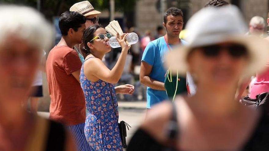 Una turista se refresca en el Centro de Málaga.