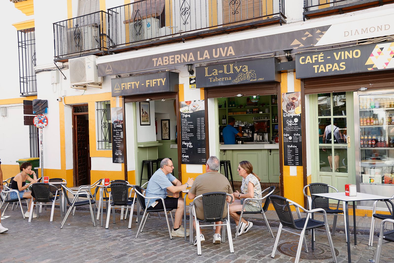 Los negocios en el Casco Histórico buscan la supervivencia en el verano cordobés