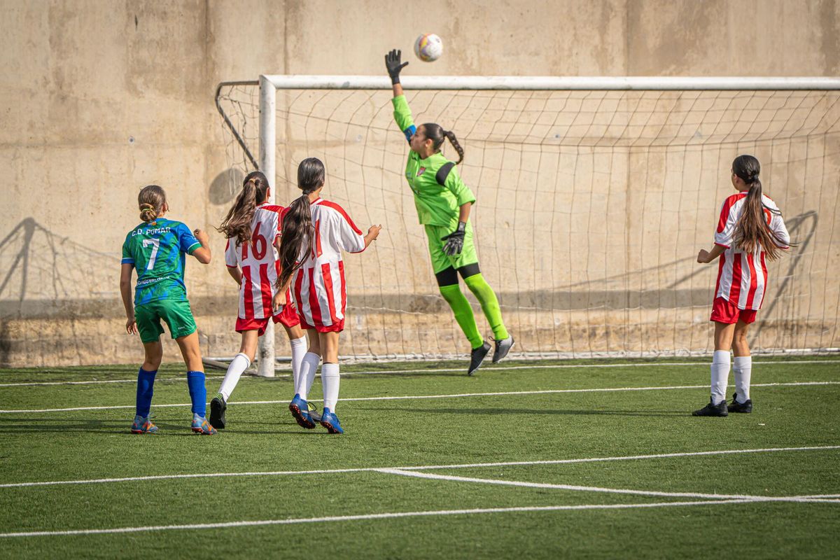 Las niñas gitanas lideran el cambio del fútbol femenino en La Mina