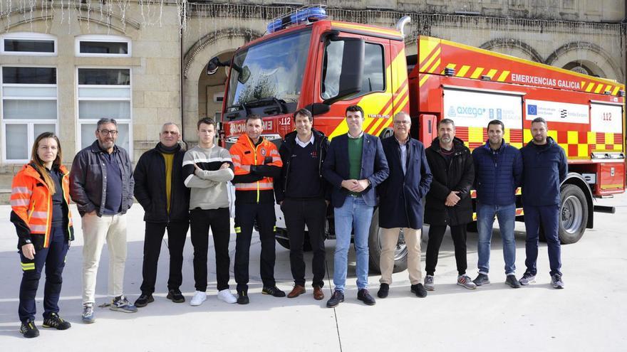 Presentación del vehículo con efectivos de Emerxencias y de las brigadas. |  Bernabé/Javier Lalín