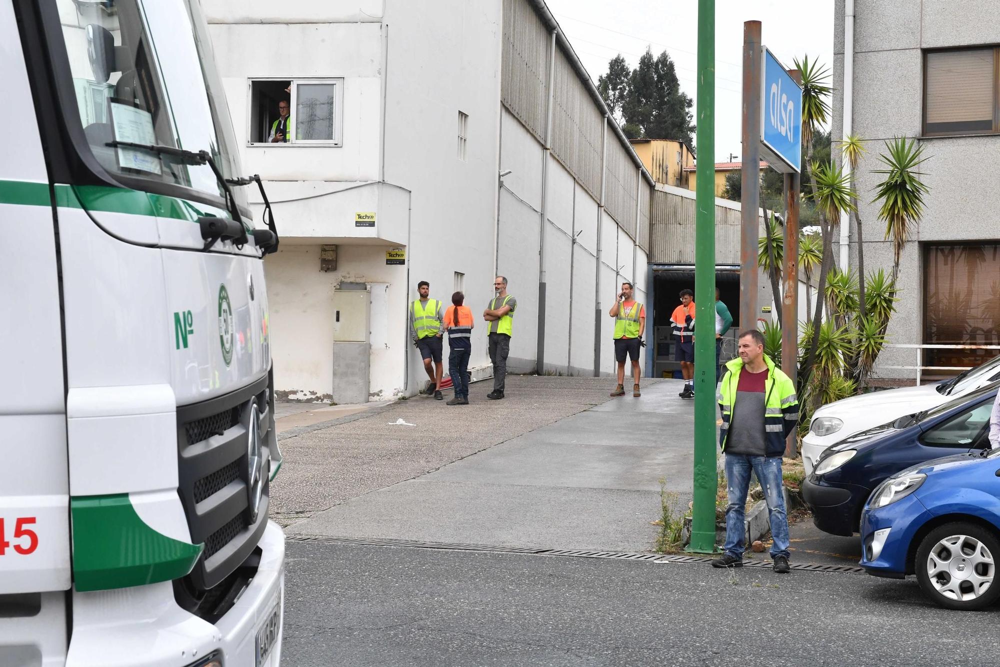 Un tráiler queda atascado en Pocomaco e interrumpe el tráfico en los accesos al polígono