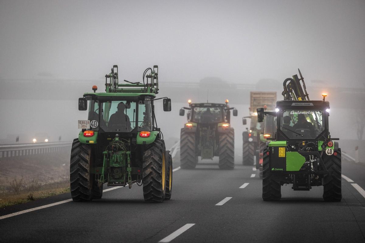 Agricultores catalanes bloquean la A-2 a la altura de Fondarella (Pla dUrgell) con sus tractores durante las protestas para pedir mejores condiciones para el sector