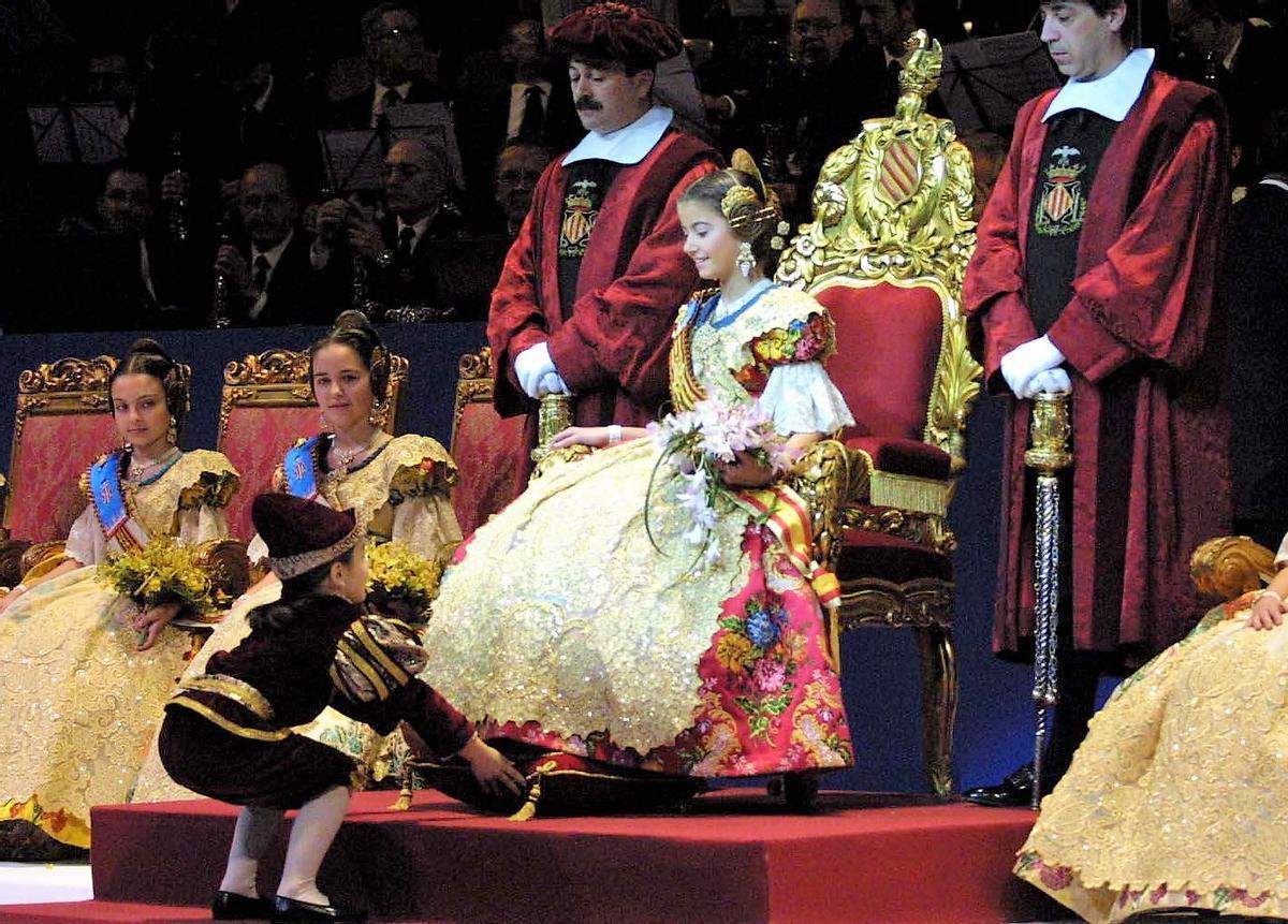 2001. Elena Nebot. Rojo Cereza