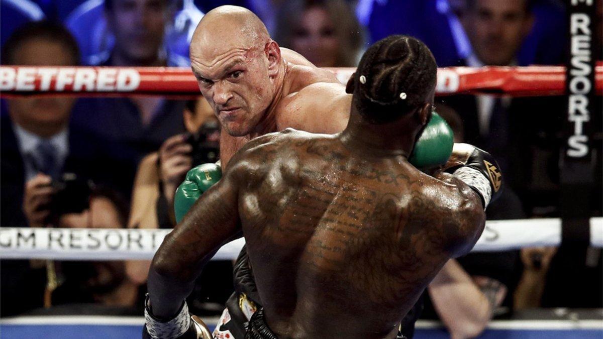 Tyson Fury (izquierda) frente a Deontay Wilder (derecha) durante el combate por el campeonato mundial de los pesos pesados de la WBC en el Garden Arena de Las Vegas el pasado 22 de febrero