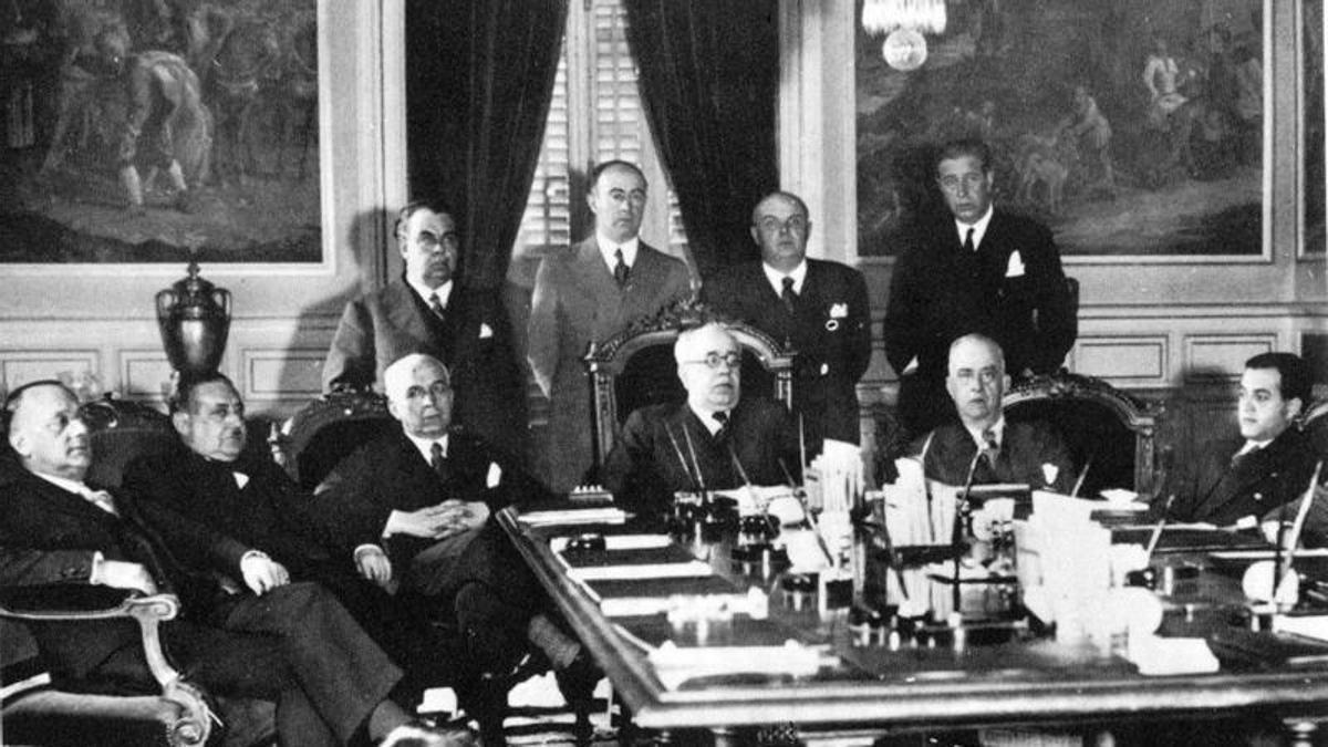 Reunión del Consejo de Ministros presidido por Manuel Azaña en los primeros meses de 1936.