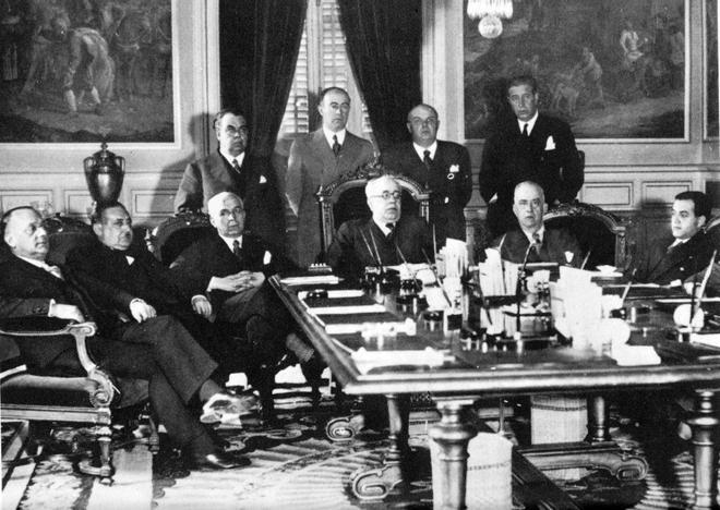 ¿En qué estaba el Gobierno 24 horas antes del golpe de Estado de 1936? Sellos de Manila, un congreso de Prehistoria en Oslo y dar de comer a los presos