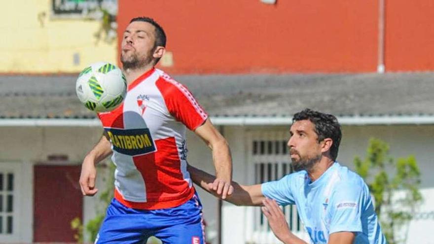 Hugo Soto controla un balón aéreo ante la defensa de Adrián Santos. // I. Abella