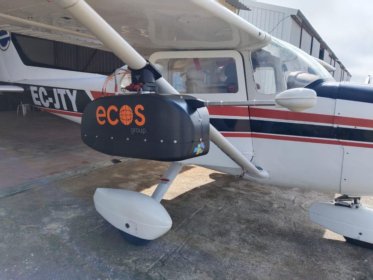 El Ecos Das fijado en una avioneta.