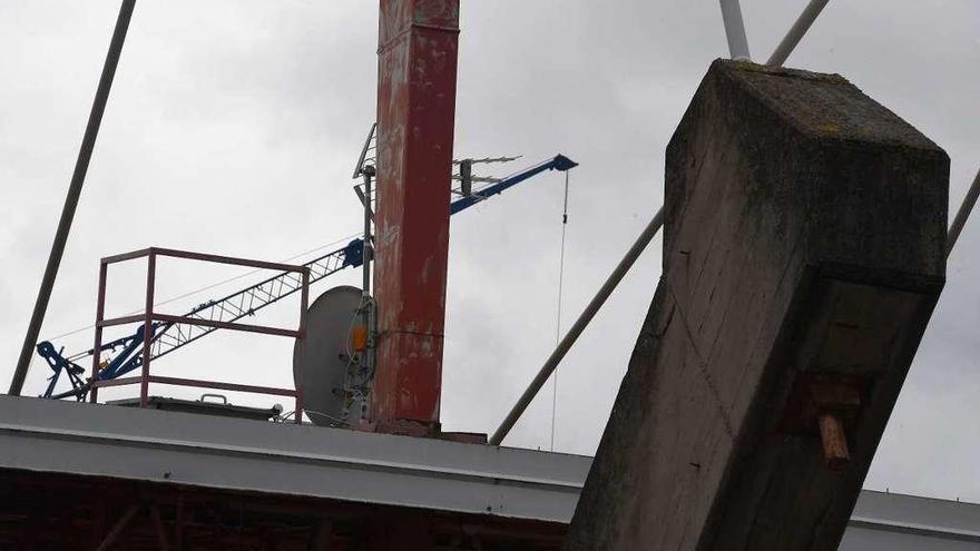 Una grúa realiza trabajos, ayer, en una de las cubiertas del estadio de Riazor.