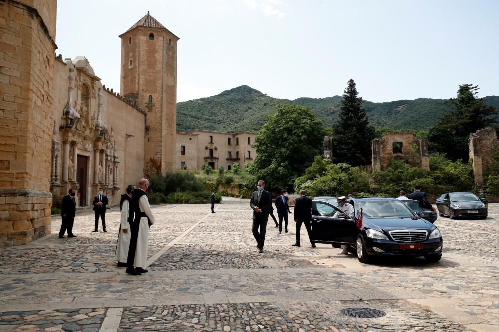 Els Reis visiten el monestir de Poblet enmig de protestes i un fort dispositiu policial