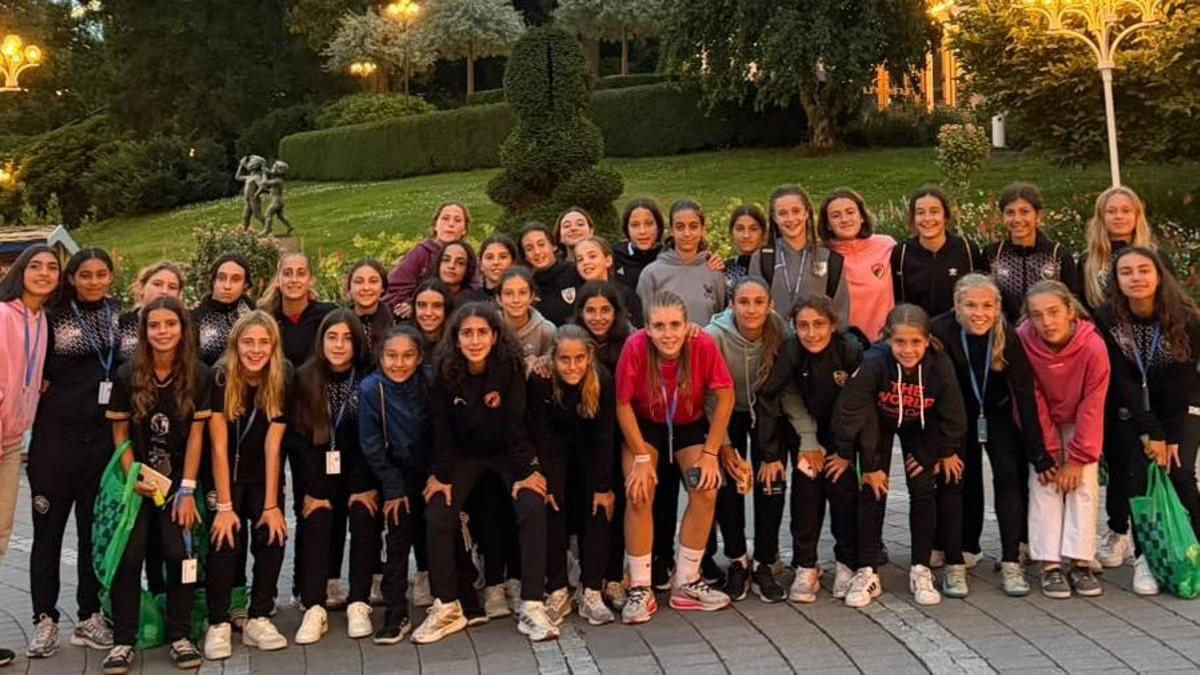 Las jugadoras del Rías Baixas con otras compañeras del Madrid Phanters en Suecia.