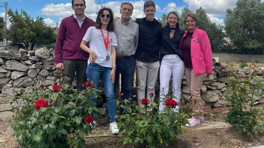 Cuatro estudiantes del Campus Rural junto al alcalde de Almeida, Miguel Alejo, y la directora de la revista “Vive Zamora”, Mriam E. García, derecha.