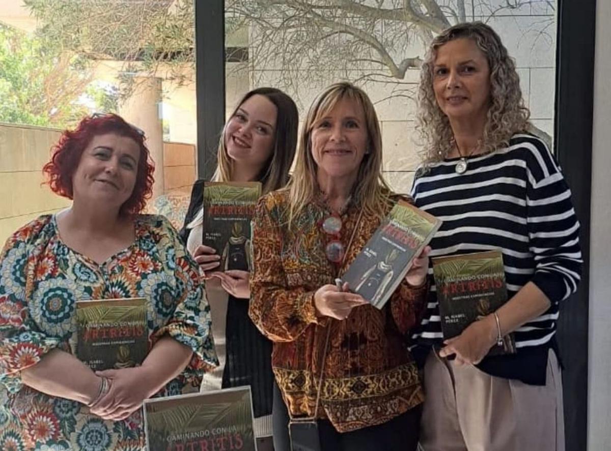 La autora de ‘Caminando con artritis’, con algunas de las protagonistas del libro. | I.P.