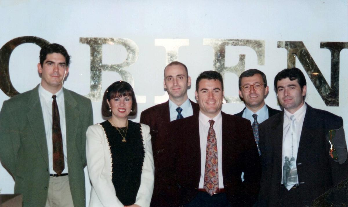 Con parte de su equipo de ventas, en 1993, cuando ya era directora comercial de la empresa.