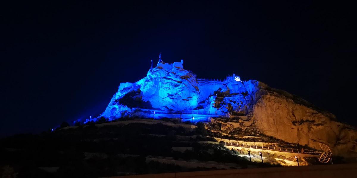Varios edificios emblemáticos de la ciudad se iluminan de azul, el color de la bandera europea, para marcar la efeméride en las noches del 8 y 9 de mayo.