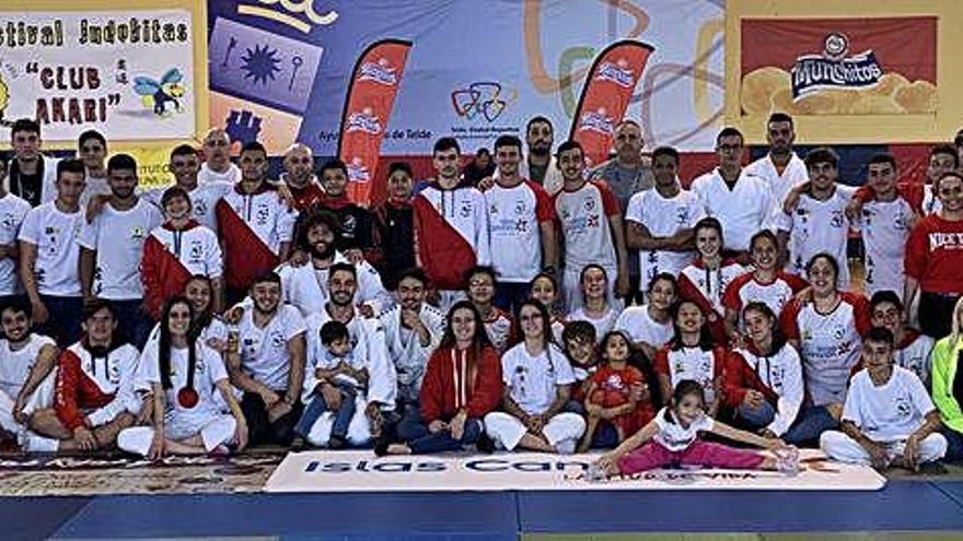 El Club Akari congrega a 400 judokas en el Rita Hernández de Telde