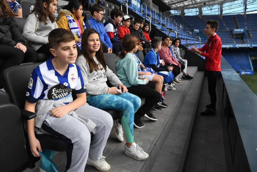 En la nueva sesión de divulgación de 'valores blanquiazuis' entre los escolares de A Coruña y su área metropolitana han participado las jugadoras del Dépor Abanca Alba Merino y Teresa Abelleira.