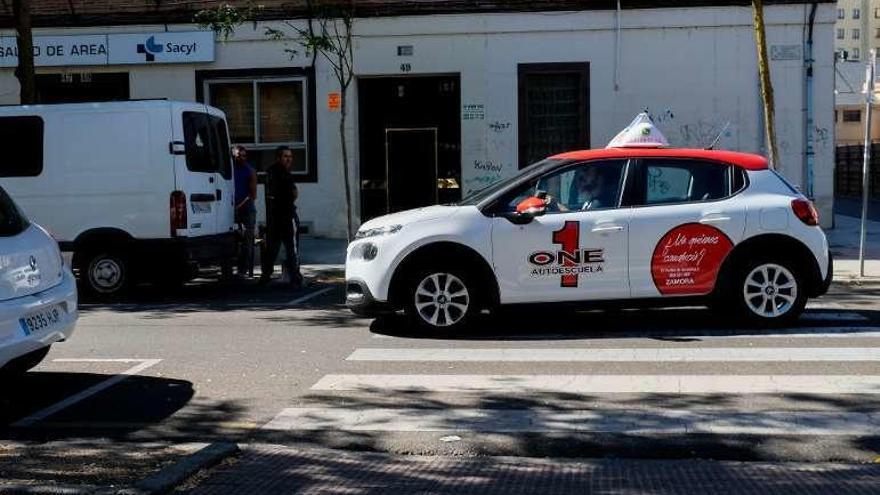 Un coche de autoescuela circula por Zamora.