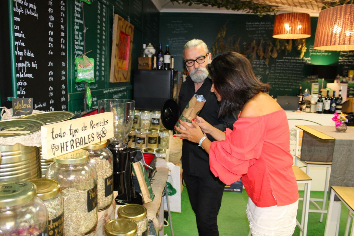 El gerente del ‘Rincón coloquial’ mostraba el aroma del café Jamaica Blue Mountain a la concejala Maite Martínez.