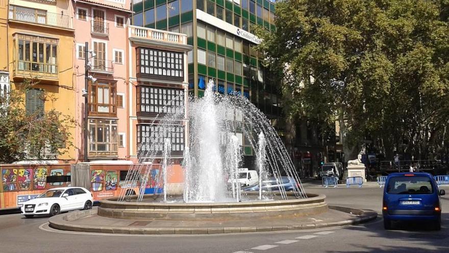 La fuente de la plaza de la Reina sigue manando