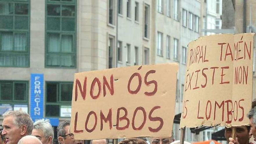 Protesta contra los &quot;lombos&quot; ante el Concello. // Rafa Vázquez