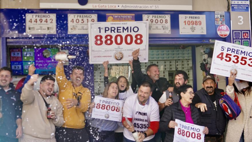 Celebración del primer premio del Sorteo Extraordinario de Lotería de Navidad 2023, correspondiente al número 88008, y dos quintos premios.