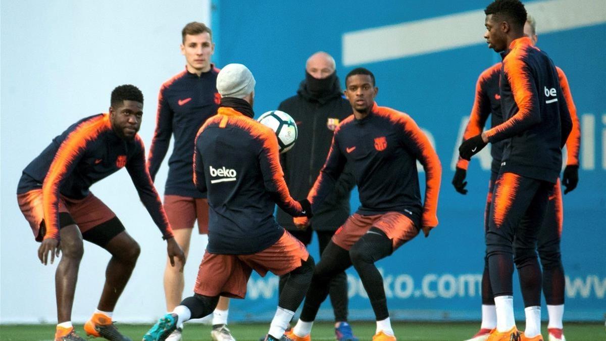 Messi controla el balón ante Umtiti, Digne, Semedo y Dembélé, en el último entrenamiento antes de recibir al Girona.