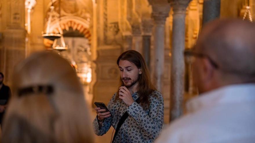 Cosmopoética recrea para personas con discapacidad visual la posible visita de Borges a la Mezquita-Catedral de Córdoba