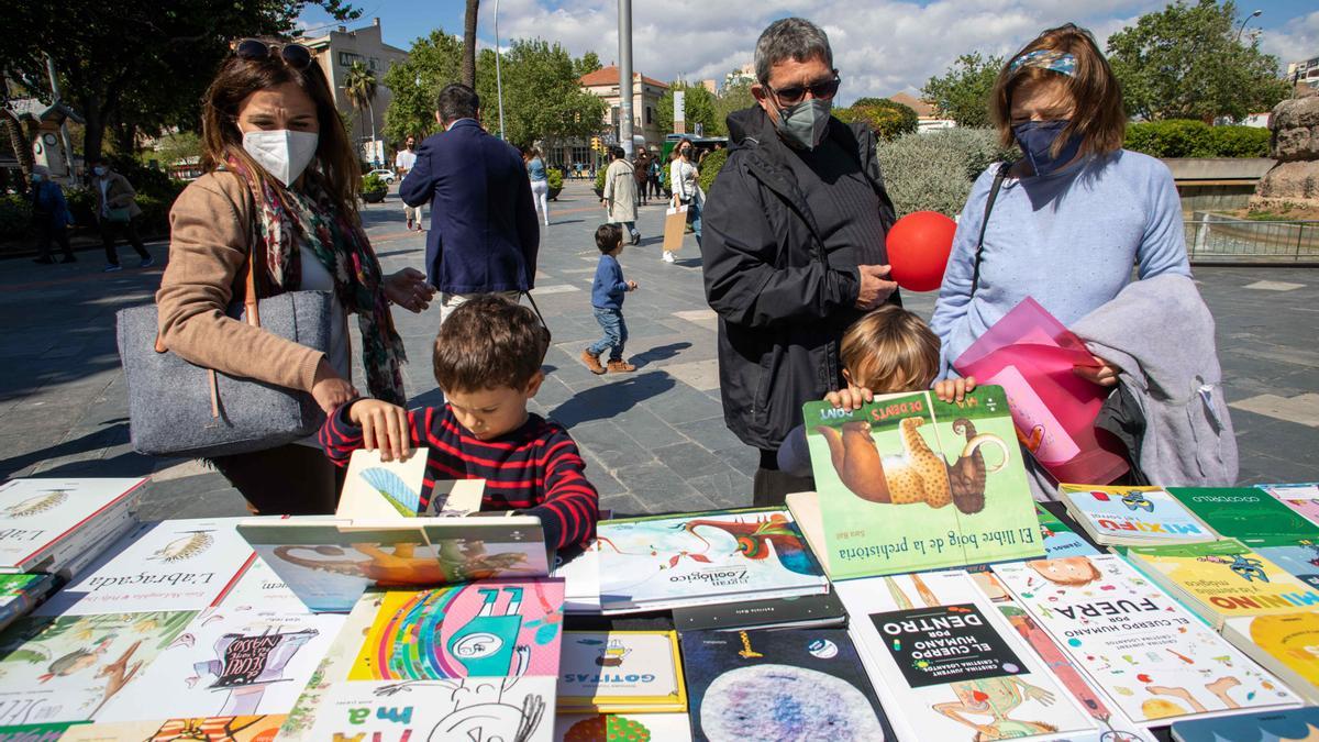 Sant Jordi arranca en Palma animado y con buen ritmo de ventas