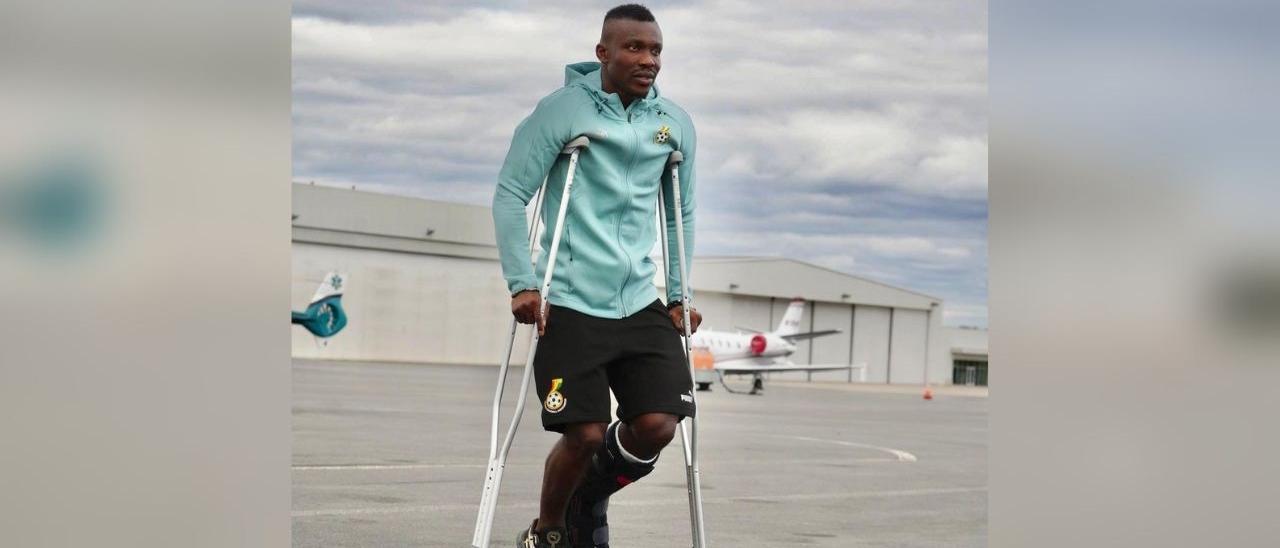 Joseph Aidoo, lesionado y con muletas tras el partido con la selección de Ghana.
