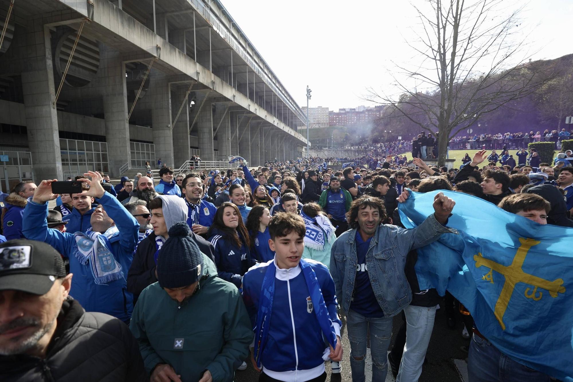 La salida de los jugadores del Real Oviedo del Carlos Tartiere en imágenes