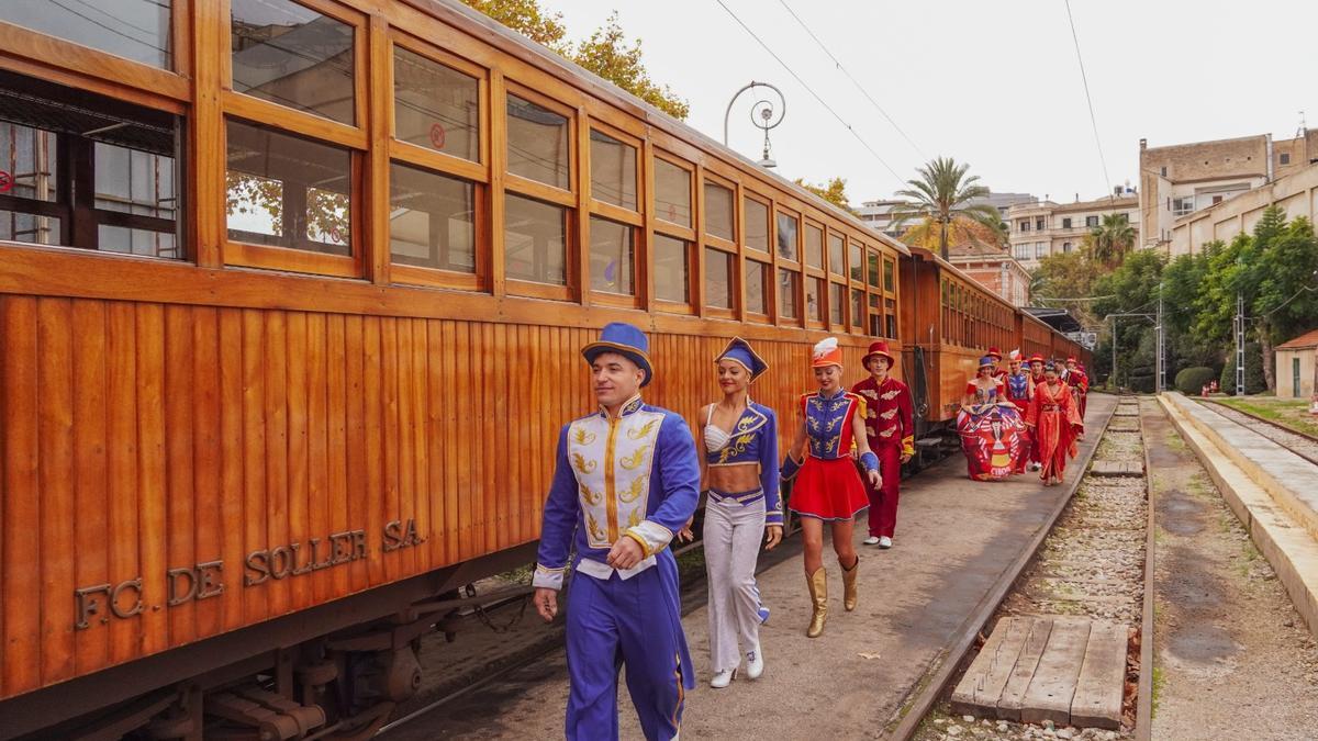 El Tren de Sóller abre sus puertas a los artistas del Circo Alegría para recrear un viaje al pasado