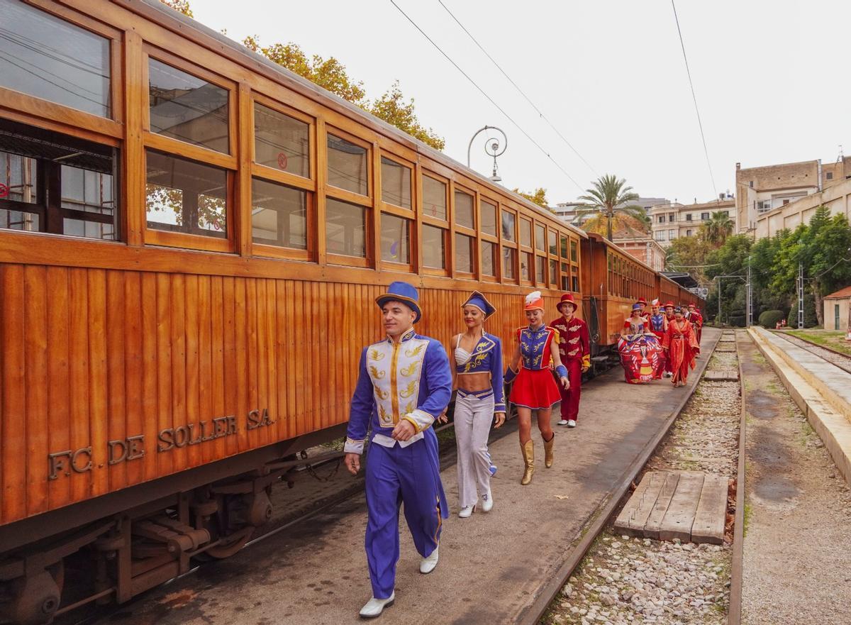 El Tren de Sóller abre sus puertas a los artistas del Circo Alegría para recrear un viaje al pasado