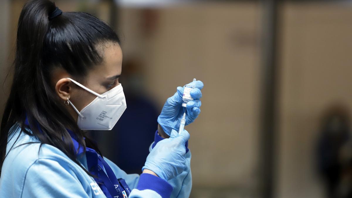 Una enfermera prepara la vacuna del covid-19
