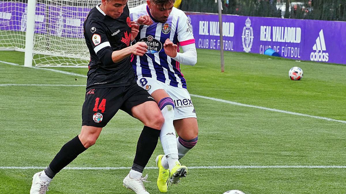 Arriba, Guille Perero pugna un balón, ayer en Zorrilla. | Área 11

A la izquierda, los roiblancos protestan el primer gol local donde hubo una posible mano. | Área 11

Abajo, Escudero lucha por un balón aéreo. | Área 11