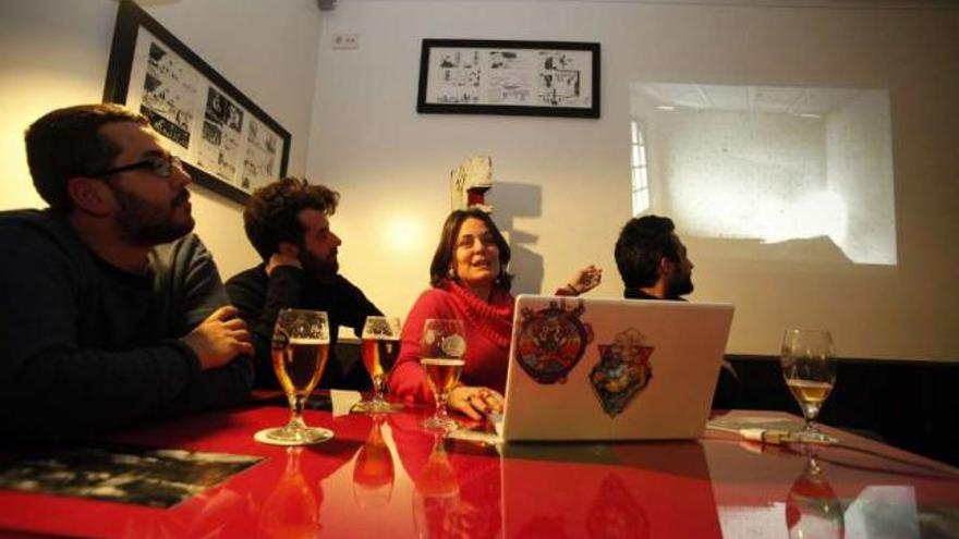 El proyecto artístico FAC fue presentado ayer en el Café de Mili de Lalín.  // Bernabé/Gutier