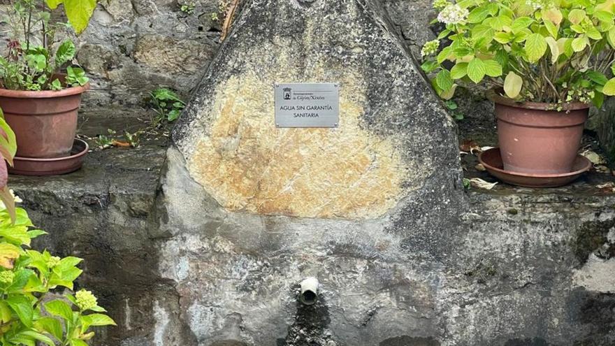 La fuente de La Pontona, en Cenero, con la placa ya colocada.