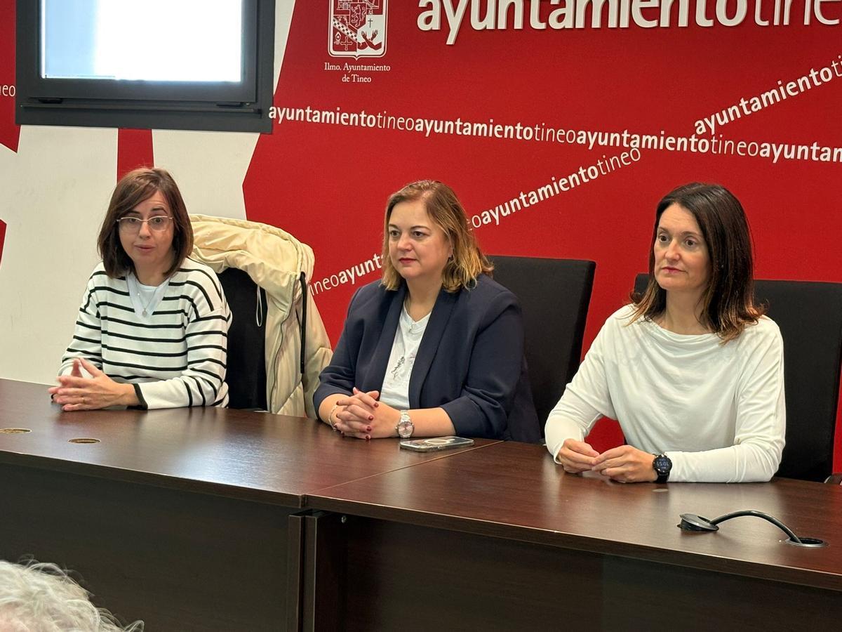 La edil Karina Peláez, la alcaldesa Montse Fernández y Marta de la Fuente en la presentación del programa de cuidado de la salud mental y emocional.