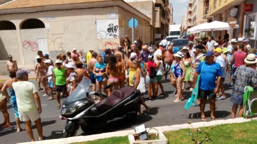 Una imagen de la protesta de los bañistas ayer.