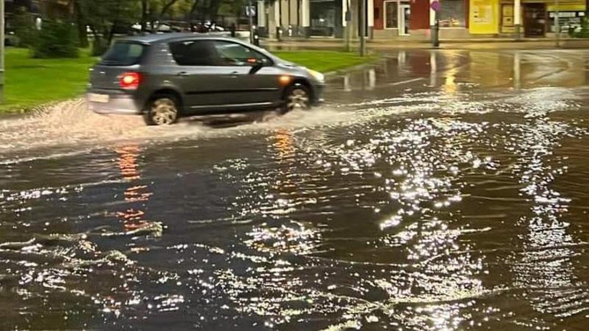 Una de las rotondas de Valdepasillas anegada de agua esta mañana.