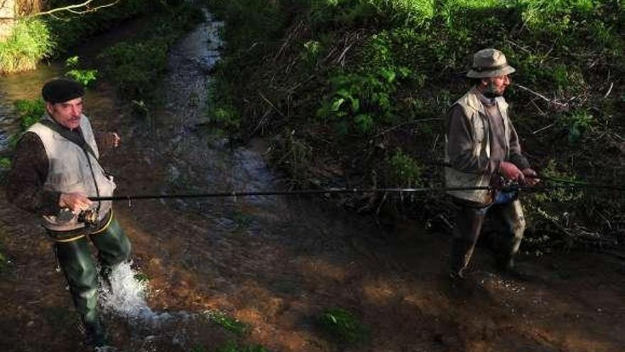 Pescadores en el río Con de Vilagarcía.  // Iñaki Abella