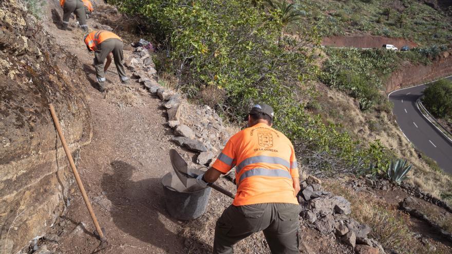 El Cabildo de La Gomera ejecuta trabajos de mejoras en una veintena de senderos de la red insular