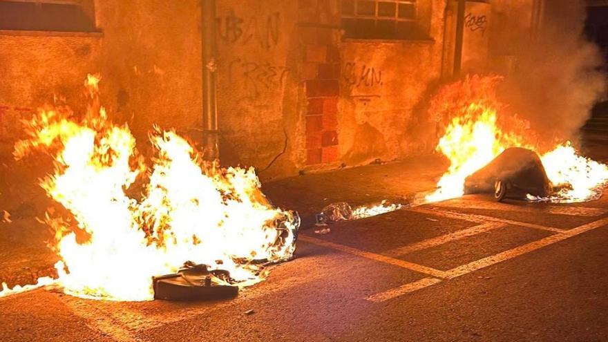 Dos contenidors desfent-se per les flames al centre d'Olot.