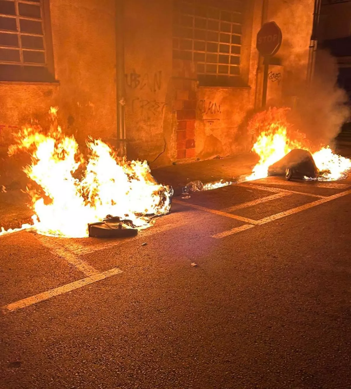 Busquen el piròman que ha cremat 16 contenidors en una sola nit a Olot