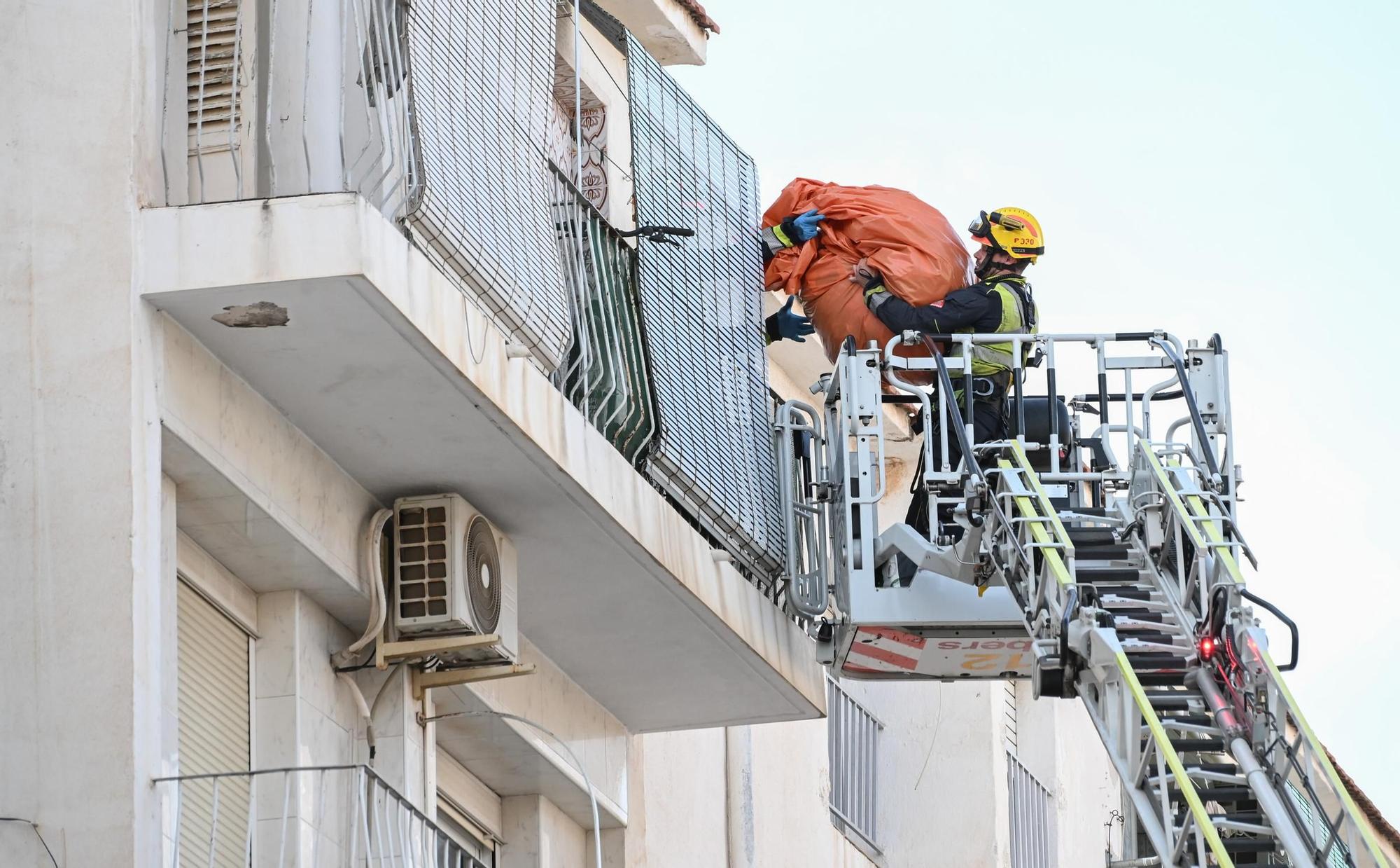 Así están sacando los bomberos las pertenencias de los vecinos desalojados de San Antón en Elche