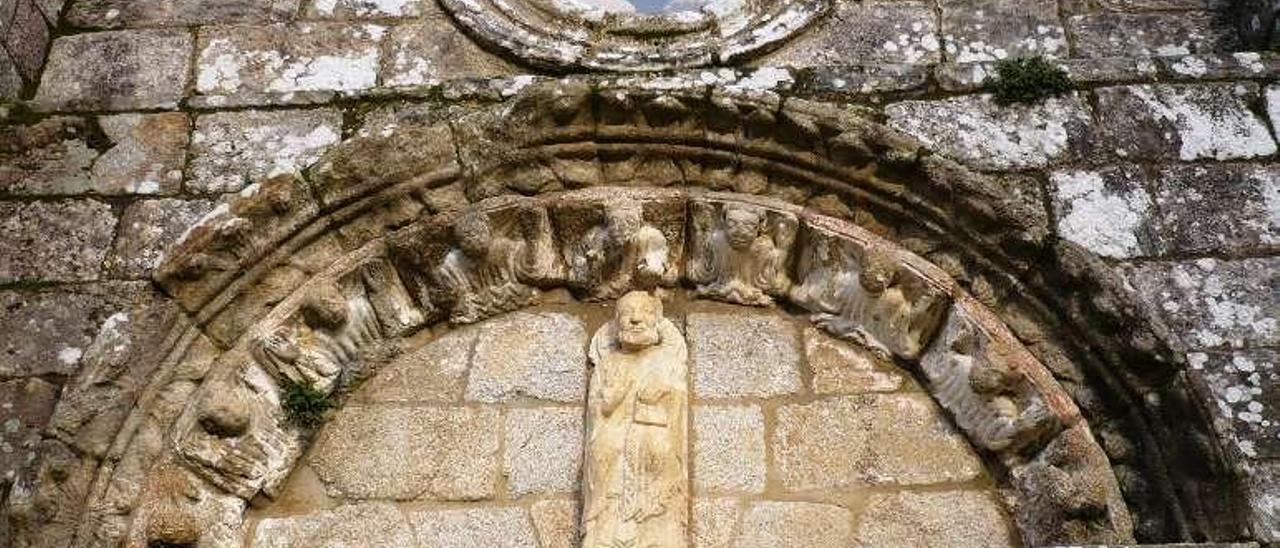 Tímpano de la puerta del templo cruceño. // AVN