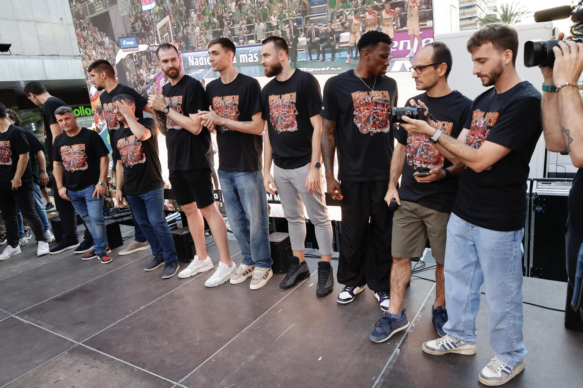 La fiesta del UCAM Murcia con su afición en las calles de Murcia, en imágenes