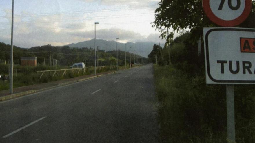 Un herido leve tras chocar dos coches en Llanes, en la recta de Turanzas